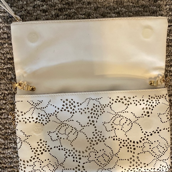 White Crossbody Bag with Gold Strap by Urban Expression Excellent Condition. - Picture 4 of 5